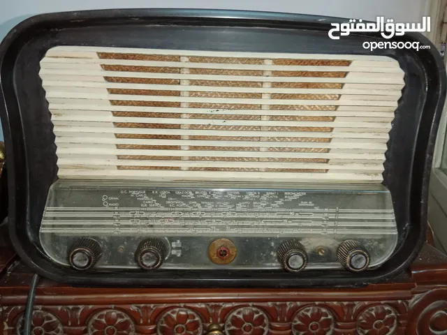 راديو بلجيكي الصنع ماركة سيرا مصنوع من الخشب صنع عام 1951 ويزن 8 كجم