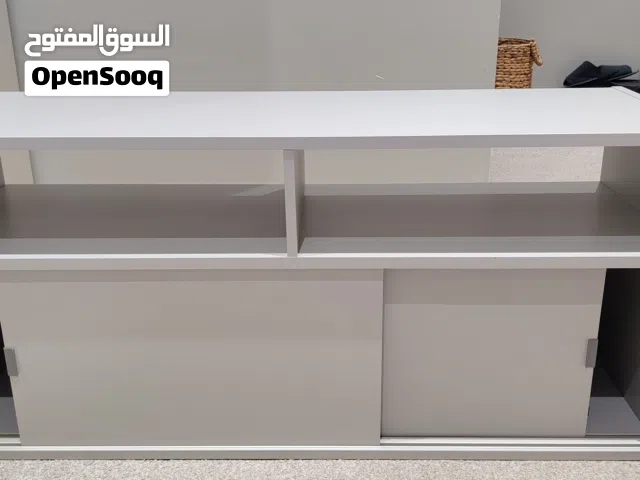 طاولة تلفزيون وبلايستيشن بحالة ممتازة رمادية من ايكيا للتواصل واتساب فقط .