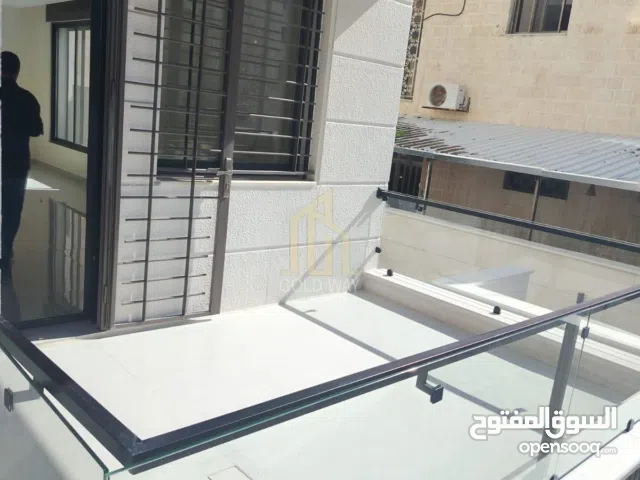 في موقع مميز في الرابيه شقة أرضية 175م بتشطيبات مميزة/ ref 1081