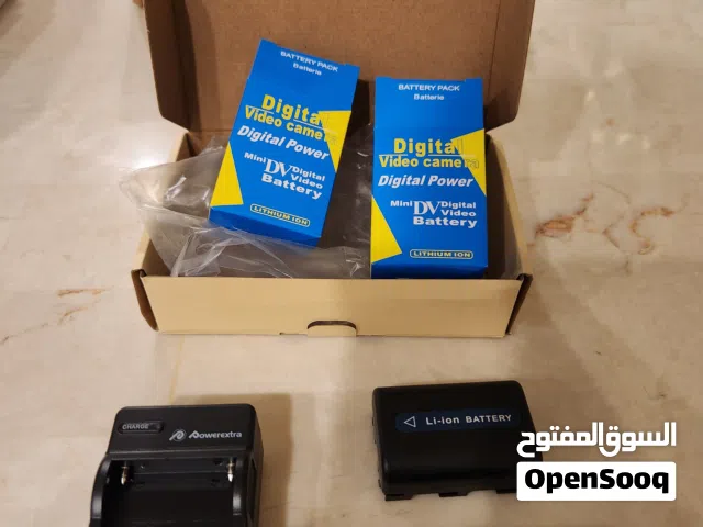 للبيع عدد بطاريتين وشاحن كامرة سوني حسب الموديلات بصورة