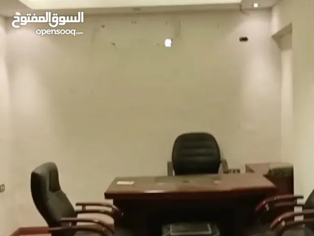 مكتب إداري للإيجار بموقع مميز بشارع احمد فخري الرئيسي