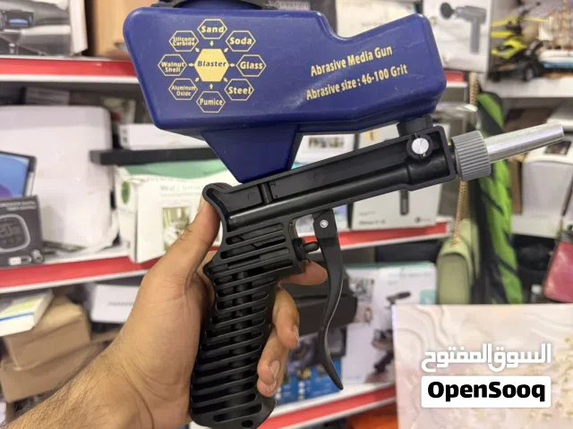 هذا مسدس رملي محمول يعمل بالهواء المضغوط، يُستخدم لتنظيف الأسطح وإزالة الصدأ أو الطلاء.