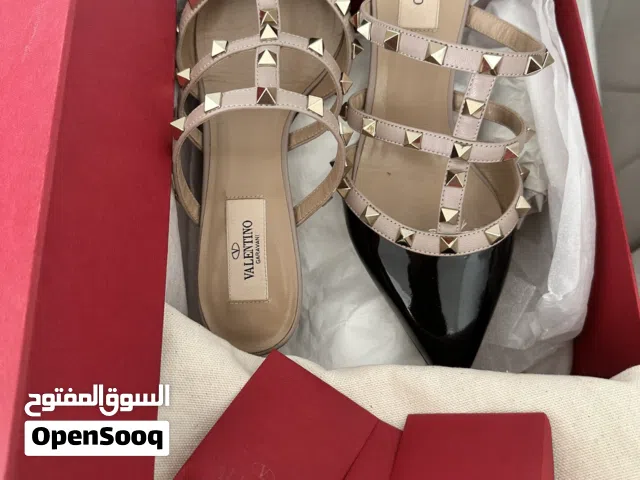 Stunning Valentino Garavani mules in excellent condition