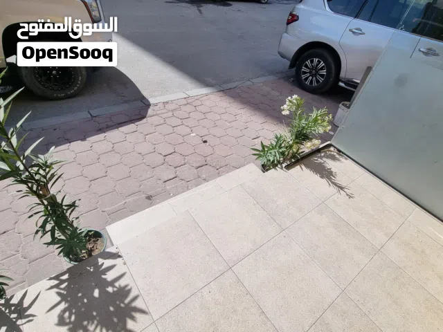 للايجار محل تجاري بمنطقة صباح السالم مساحتة 40 متر مربع يصلح لمعظم النشاطات التجارية امامة مساحة