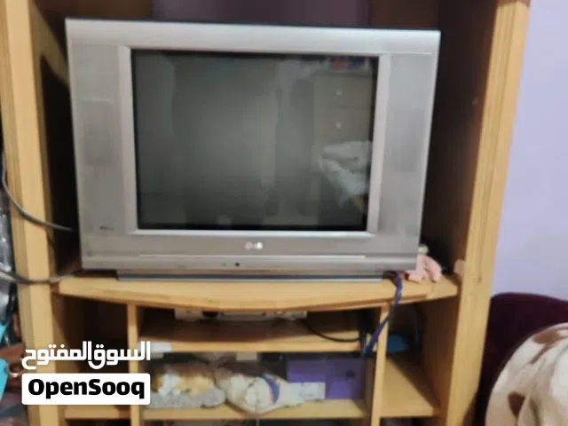 طاولة تلفزيون  كما هي بالصورة مع عجلات ورف