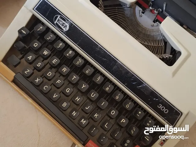 آلة كاتبة قديمة للبيع