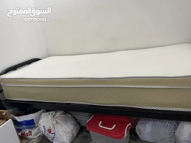 سرير بالمرتبة ارتفاع 30 سم استعمال شهر واحد فقط