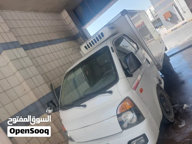 ثلاجه لنقل المواد الغذائيه  مع السائق