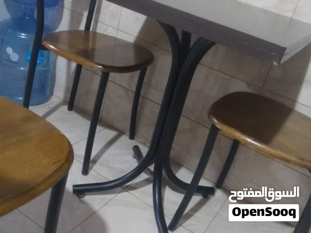 طاوله مع ثلاث كراسي معدن وخشب ثقيل