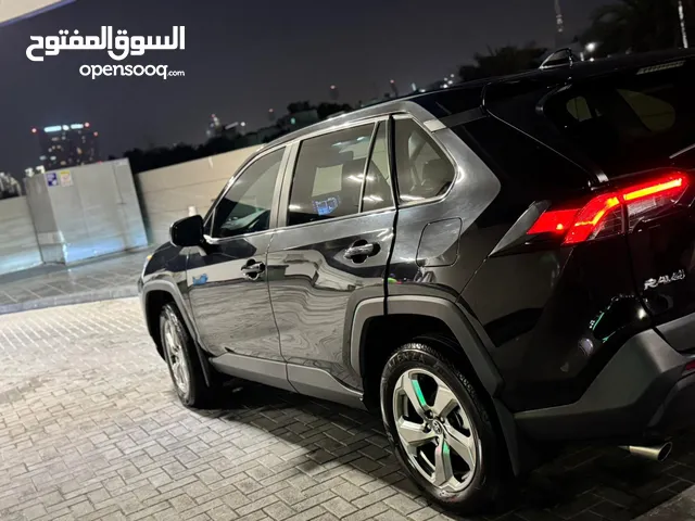 � للبيع: تويوتا RAV4 أسود أنيق