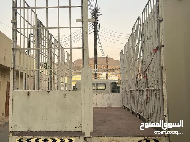 Box Isuzu 2016 in Al Dakhiliya
