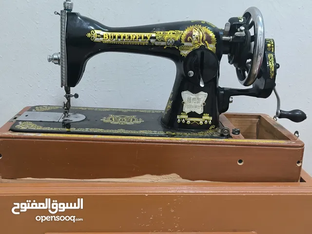 مكينة خياطه للبيع مع الطاوله