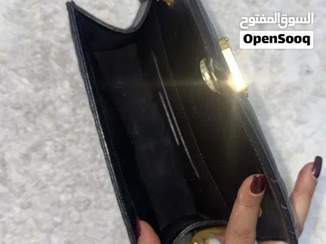 اريد ابيع الشنطه لسبب من الظروف وليس شي اخر نظيفه جدا