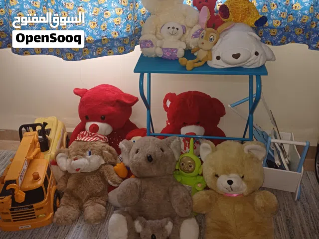 مكتب دراسة والعاب دببة كبيرة وصغيرة ولعبة سيارة على شكل كرين للبيع المستعجل لظروف السفر