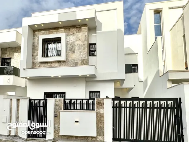 320 m2 3 Bedrooms Townhouse for Sale in Tripoli Al-Serraj