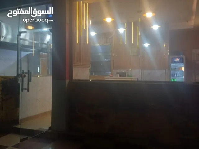 مطعم للبيع في امارة عجمان في شارع حيوي