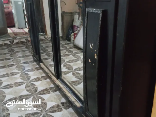 .. خزانه خشب لاتيه 18 فيها خدش بسيط طابقين للبيع السعر
