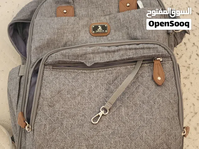 حقيبة بيبي متميزة تحتوي اكثر من 10 جيوب وجيوب حافظة للحرارة شبه جديدة ومعها حقيبة لغيار البيبي