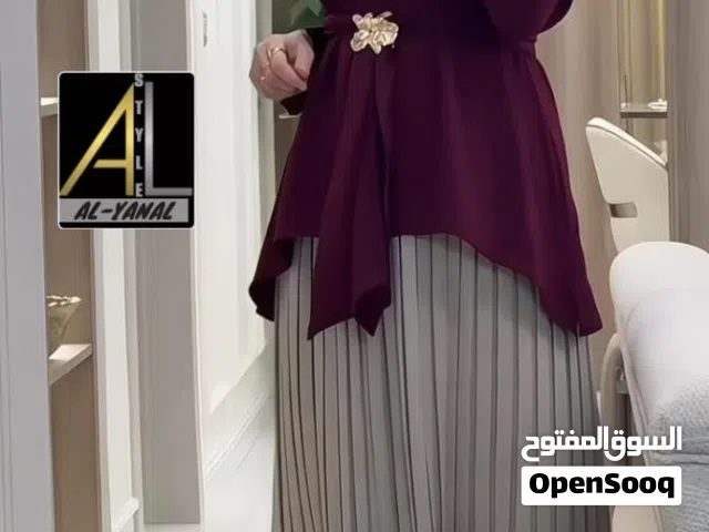 أهلا وسهلا   طقم أنيق بقصة مميزة وتنسيق راقٍ، يعطيك إطلالة مرتبة وجذابة بكل مناسبة تنوره كسرات