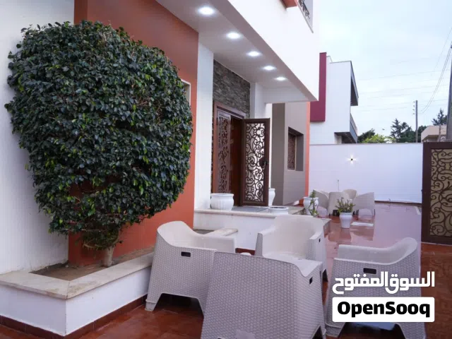 السلام عليكم ورحمة الله متوفر فيلا من دورين للبيع بالقرب من قاعة الفصول الاربعه عين زاره