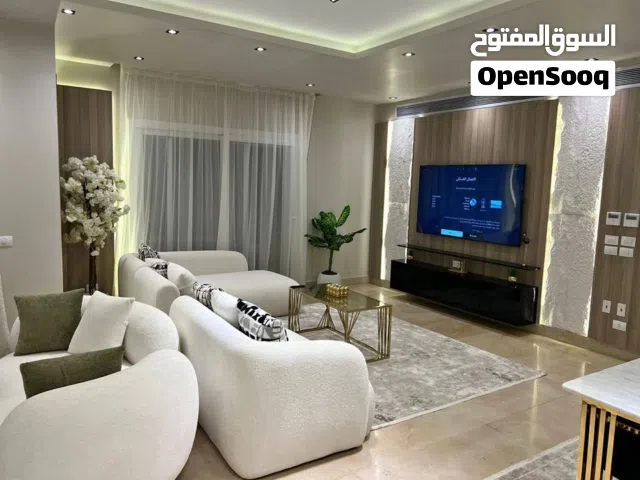 شقة للبيع بالتجمع الخامس 3 غرف جمب نادى بلاتينيوم والباقى قسط على 10 سنين