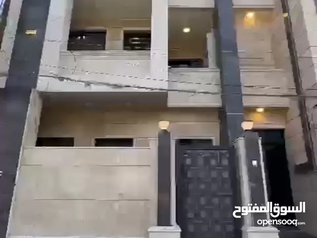 شقة للايجار مساحتها 120 متر تحتوي على غرفتين وصالة ومطبخ وحمام في منطقة الداودي