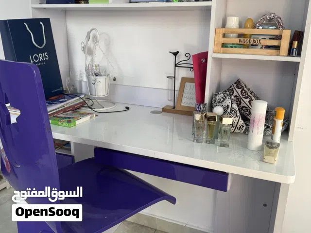 سرير 120سم مع دوشك وبجانبه كوميدو.. مع خزانه ملابس ومكتبه دراسه مع كرسي