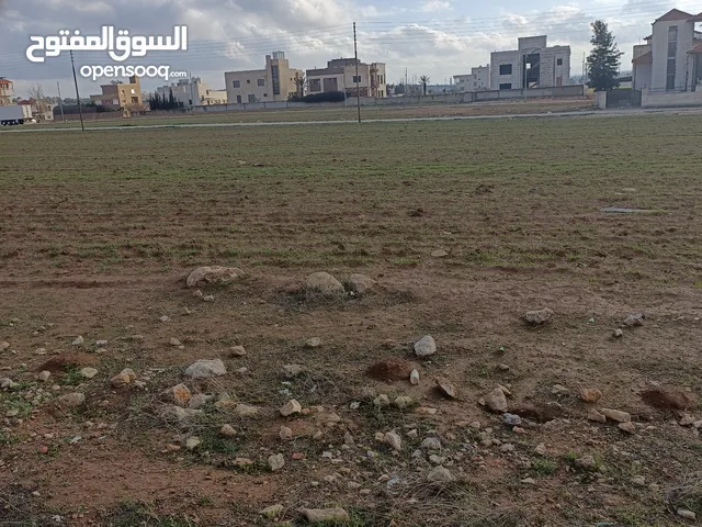أرض على طريق المطار منطقة الطنيب خلف جامعة الشرق الأوسط