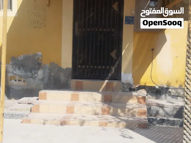 للبيع بيت في السنابس [مروزان] البيت محيط فيه جميع الاشياء