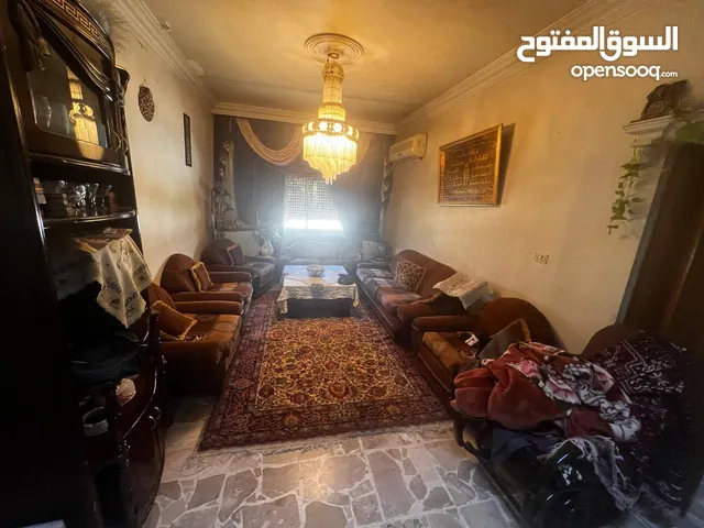 شقة مع ثلاث محلات للبيع في سوريا
