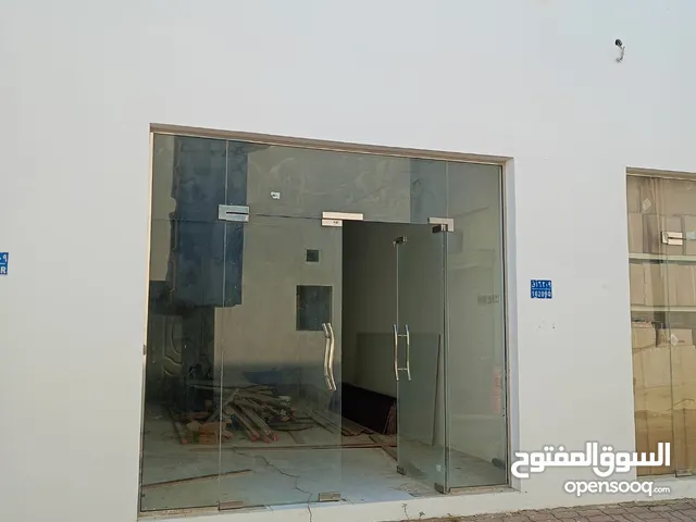 معرض للايجار فى موقع متميز فى المعبيلة الصناعية مساحة 30 متر (شارع جانبى)
