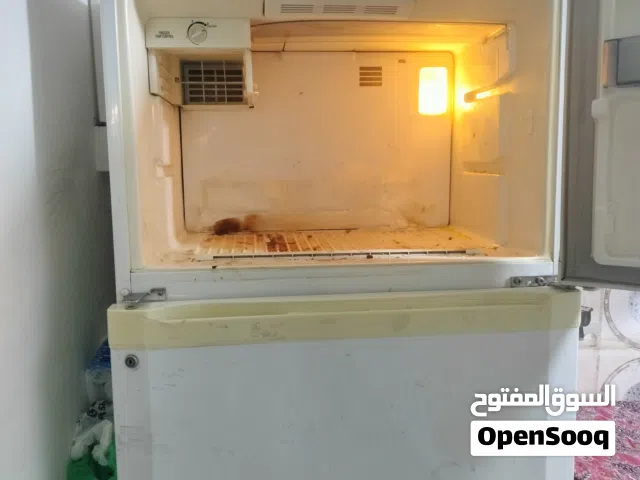 ثلاجه تعمل بحاله جيده