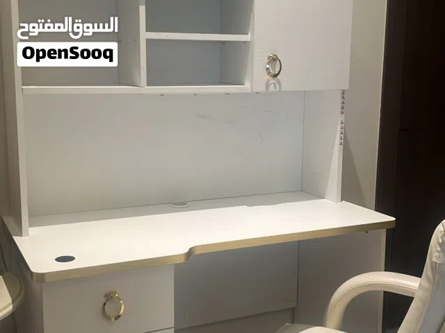 طاولة مكتب مع كرسي مكتبي للبيع
