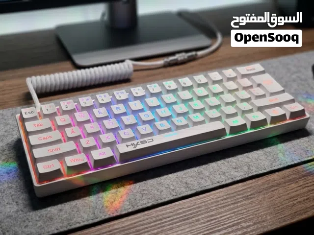 كيبورد ألعاب ميكانيكي مدمج بنسبة باللون الأبيض،