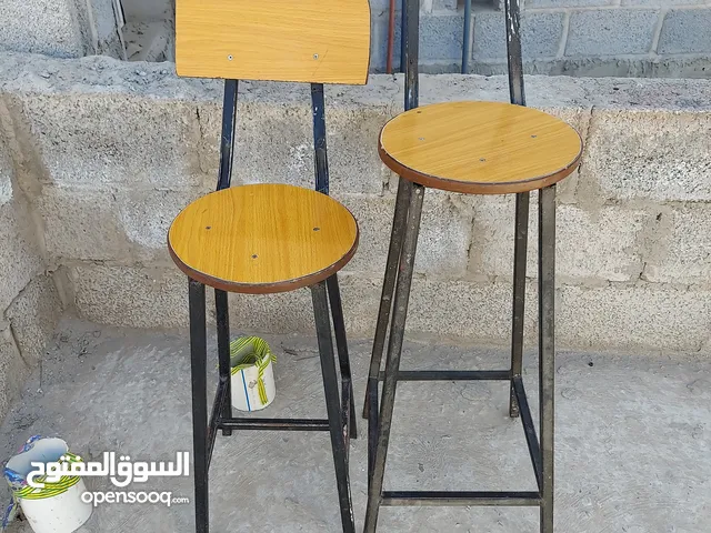 كراسي مطاعم او كافتيريا للبيع شبه جديد بحاله نضيفه الكرسي الصغير
