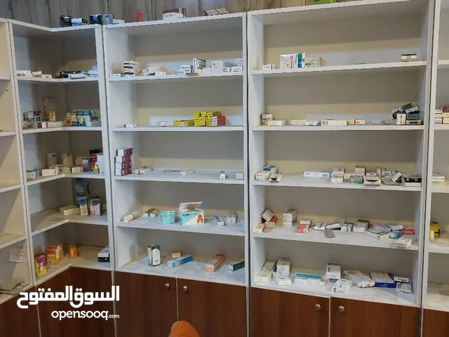 فاترينات مستعملة نظيفة جدا تصلح للصيدليات والكوزمتك ومواد اخرى