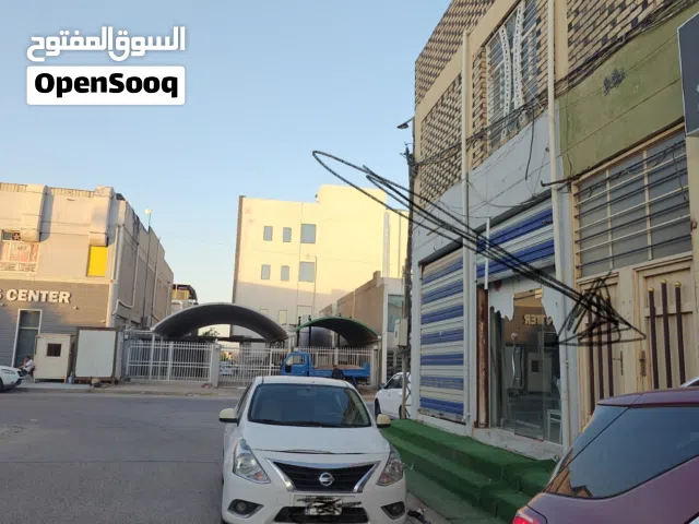 شقه للأيجار طابق اول يحوي غرفه ومساحه واسعه يمكن تقسيمها حسب الرغبه الطابق الارضي درج وحمام كامل