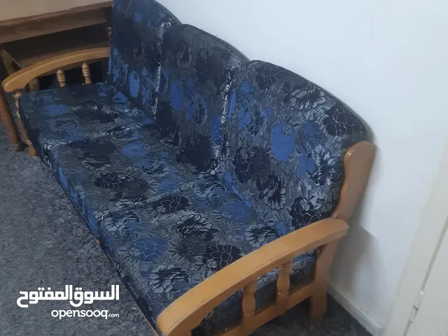 طقم مرس ولا شخطه كتير حلو وطقم احمر واسود مجوزه ومفردتين وطاولة سفره مع كراسي