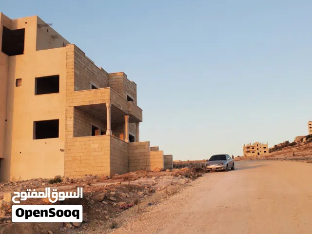 منزل دوبليكس مع روف نظام أمريكي  مستودع 16 متر  طابق أرضي 136 متر  طابق أول 116 متر  الرووف 75 متر