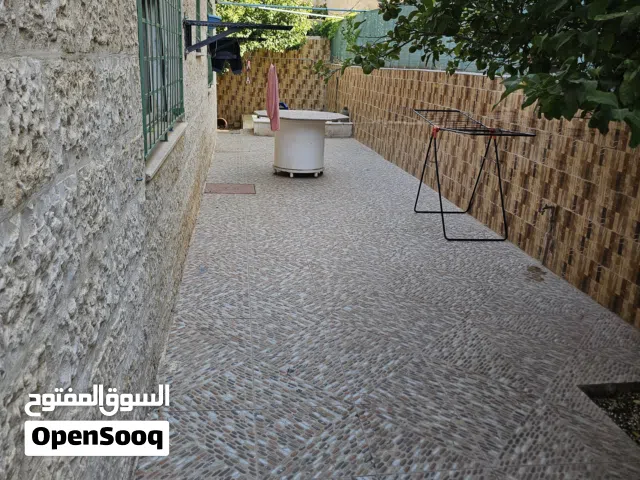 بيت مستقل للبيع في منطقه طبربور حي الشهيد الجنوبي طابق واحد مكون من شقتين ومساحة البناء 200 م تقريبا