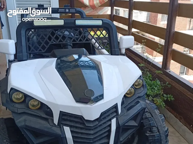 سيارة اطفال كهربائيّة زيرو حرفيا لم تسعمل لون ابيض جيب تكفى حتى فردين بالحزام الامان وتصبح حتى سن10