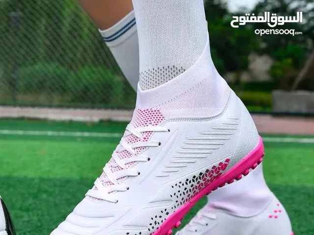 حذاء رياضي نوع ياباني ممتاز للعشب الصناعي بسعر مغري جداً