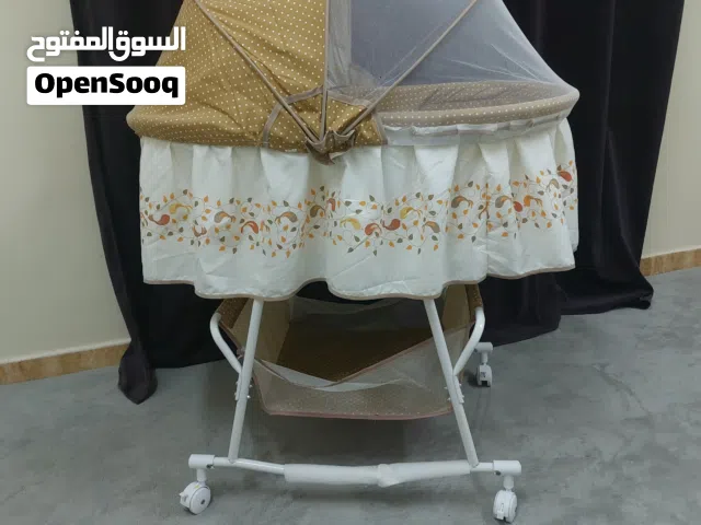 سرير طفل رضيع (بيبي) baby crib و هزاز modifiable  2 x 1