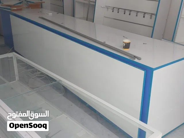 رفوف وطاولات