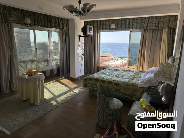 شقه للبيع 150 متر بالشاطبي موقع متميز يري البحر من منافذ الشقه و الغرف غير مجروحه -ڤيو متميز للغايه