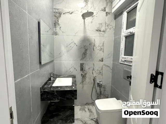 شقة شبة جديده للايجار دور ارضي في السراج بلقرب من شيل المكافحة