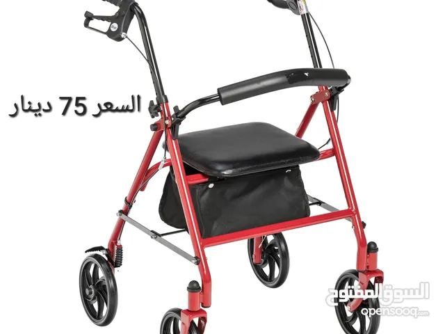 مشايه أربع عجلات مع كرسي تستخدم لكبار السن لمساعدتهم على المشي وتحتوي على مقعد للاستراحة من المشي