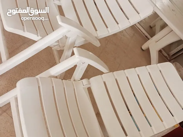 موجود شمسيتن وطاولات حديد رخام وكراسي بركة عدد 6