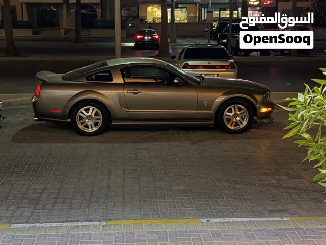 للبيع موستنق 2005 قير عادي  لون مميز / كشافات زينه قزاز / لحيه/ دفيوزر/  الموتر ستوك وبدفاتر الوكالة