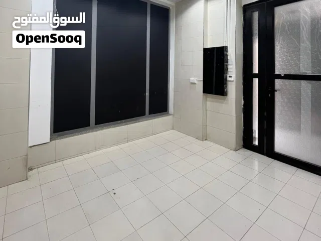 محل تجاري مع فترة سماح للإيجار في شرق
